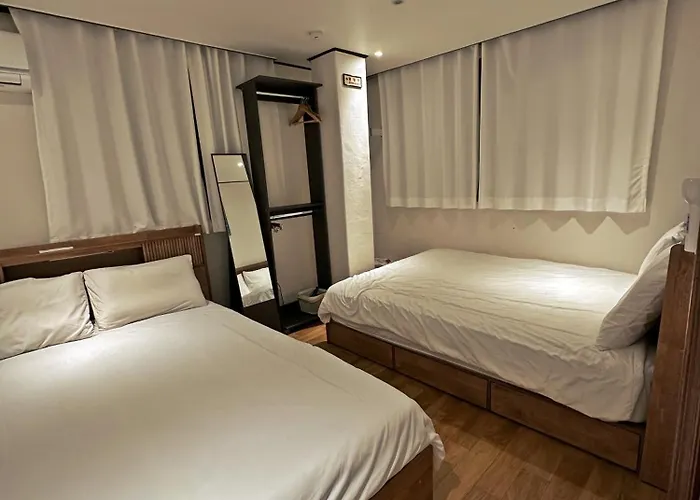 Hongdae 3br 6 Queen Beds 6 Min Walk Apartment Seoul