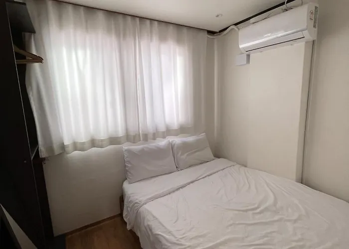 Hongdae 3br 6 Queen Beds 6 Min Walk Apartment *