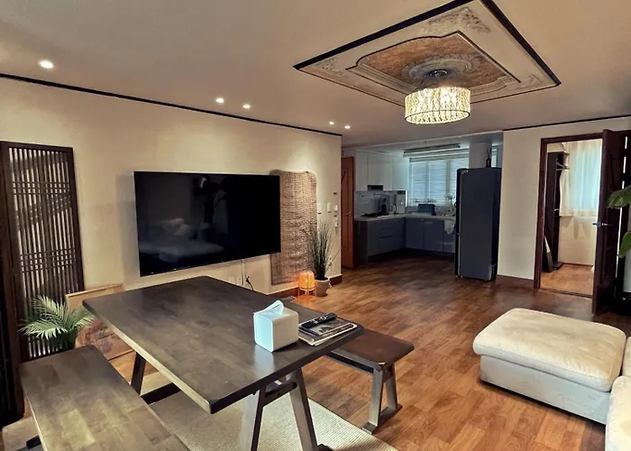 Hongdae 3br 6 Queen Beds 6 Min Walk Apartment Seoul
