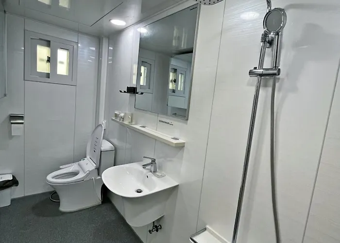 Hongdae 3br 6 Queen Beds 6 Min Walk Apartment *