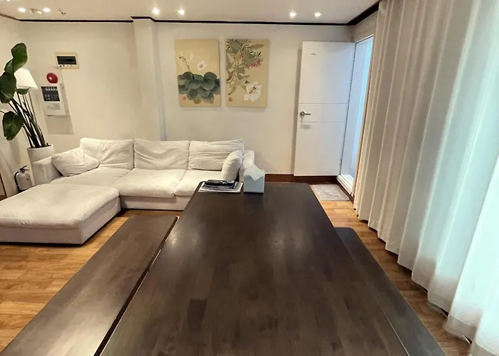 Hongdae 3br 6 Queen Beds 6 Min Walk Apartment Seoul