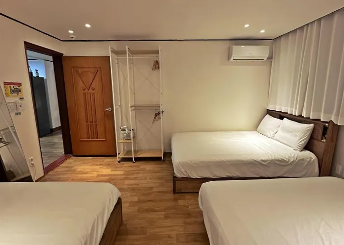 Hongdae 3br 6 Queen Beds 6 Min Walk Apartment