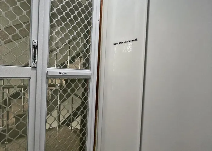 Hongdae 3br 6 Queen Beds 6 Min Walk Apartment Seoul