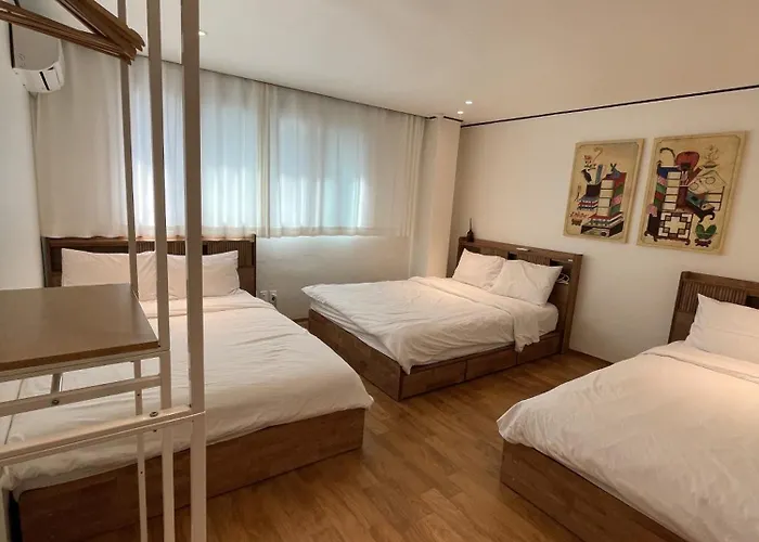 Hongdae 3br 6 Queen Beds 6 Min Walk * Seoul