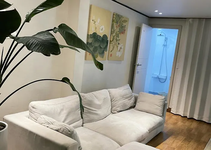 Apartment Hongdae 3br 6 Queen Beds 6 Min Walk *