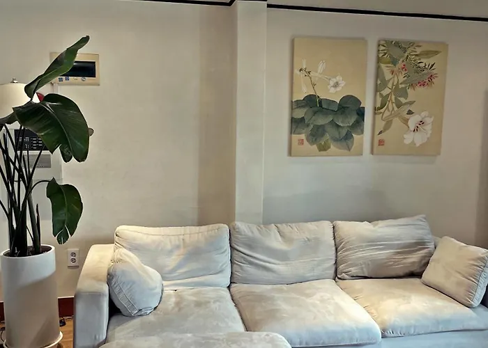 Apartment Hongdae 3br 6 Queen Beds 6 Min Walk *
