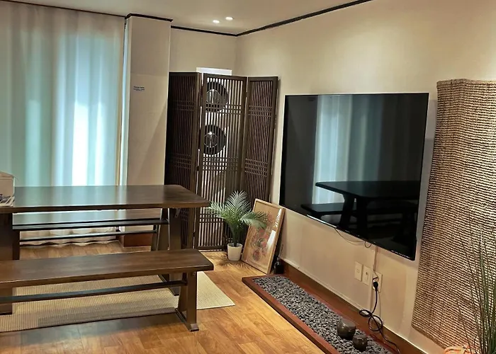 Hongdae 3br 6 Queen Beds 6 Min Walk Apartment