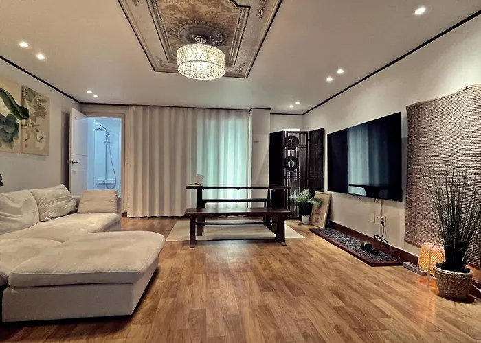 Apartment Hongdae 3br 6 Queen Beds 6 Min Walk *