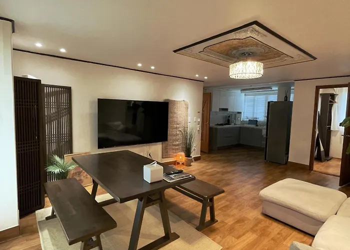 Hongdae 3br 6 Queen Beds 6 Min Walk Apartment