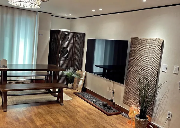 Hongdae 3br 6 Queen Beds 6 Min Walk Apartment *
