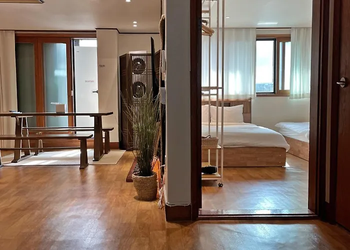 Hongdae 3br 6 Queen Beds 6 Min Walk Apartment