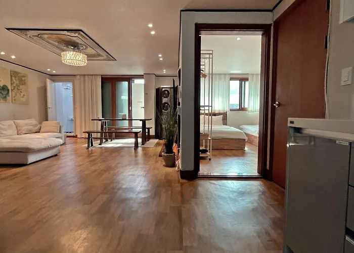 Hongdae 3br 6 Queen Beds 6 Min Walk *