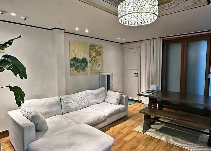 Hongdae 3br 6 Queen Beds 6 Min Walk Seoul