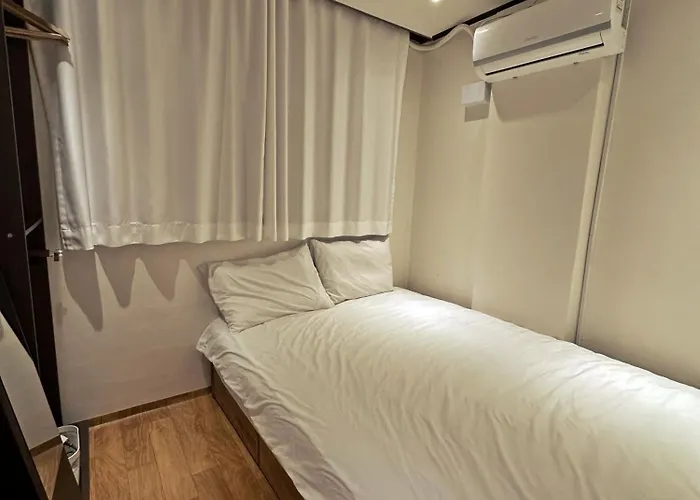 Hongdae 3br 6 Queen Beds 6 Min Walk Apartment *