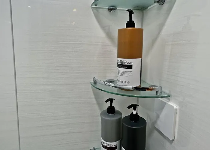Hongdae 3br 6 Queen Beds 6 Min Walk Apartment Seoul