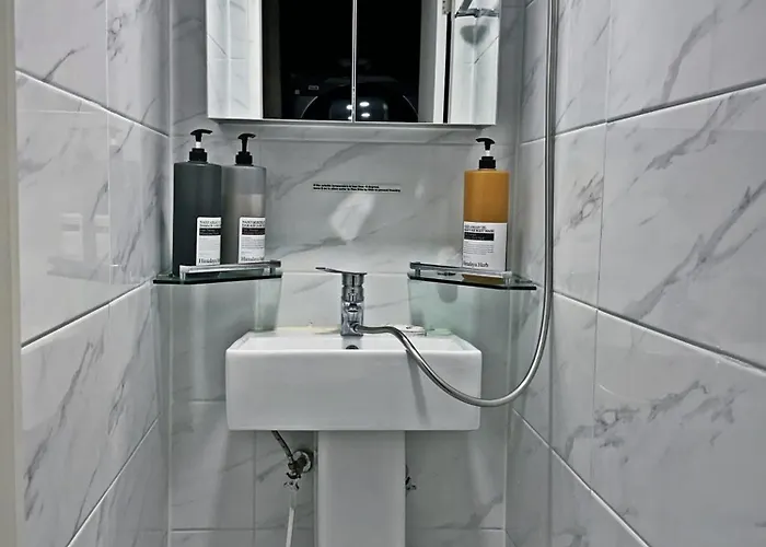 Hongdae 3br 6 Queen Beds 6 Min Walk Apartment
