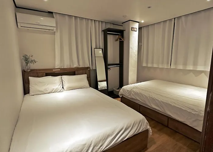 Hongdae 3br 6 Queen Beds 6 Min Walk Seoul