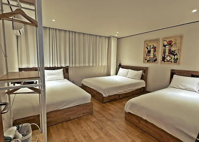 Hongdae 3br 6 Queen Beds 6 Min Walk Seoul