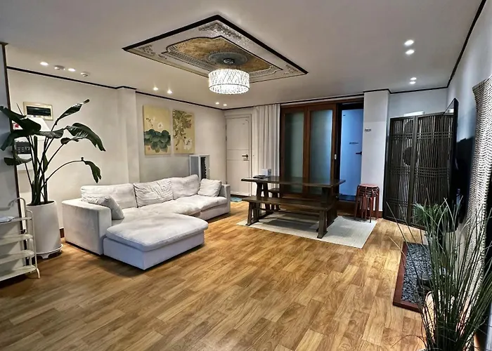Hongdae 3br 6 Queen Beds 6 Min Walk Apartment