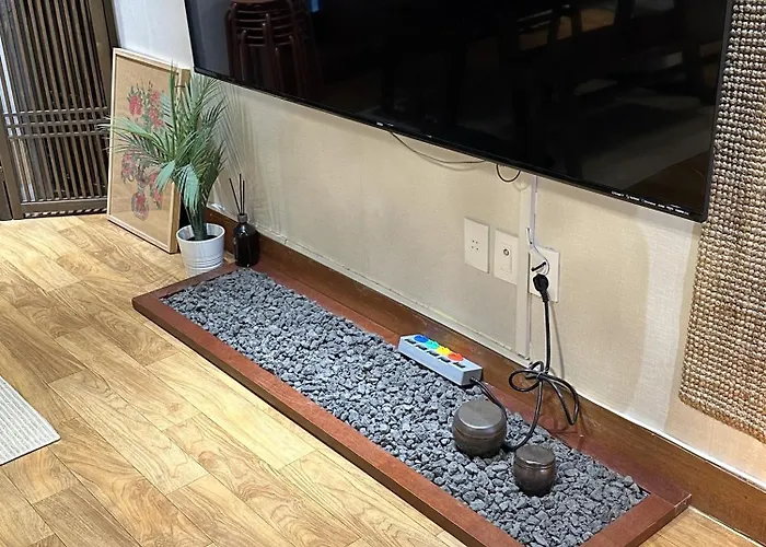 Hongdae 3br 6 Queen Beds 6 Min Walk Apartment Seoul
