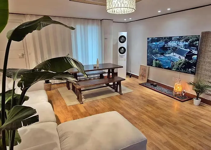 Hongdae 3br 6 Queen Beds 6 Min Walk Apartment Seoul