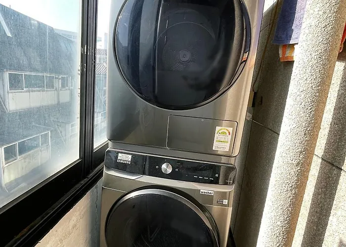 Hongdae 3br 6 Queen Beds 6 Min Walk Apartment Seoul