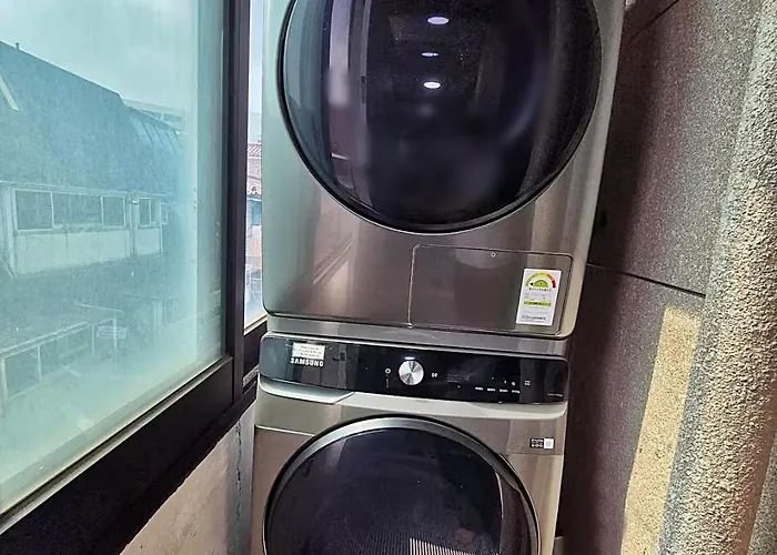 Hongdae 3br 6 Queen Beds 6 Min Walk Apartment *